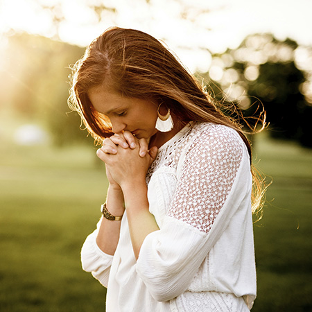 Woman praying in the park, feeling content after getting specialized christian therapy at Authentic Connections in Castle Rock.