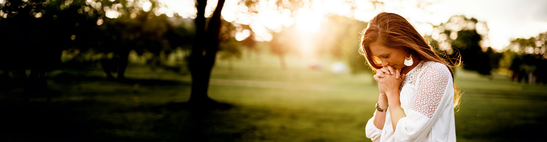 Woman praying in the park, feeling content after getting specialized christian therapy at Authentic Connections in Castle Rock.