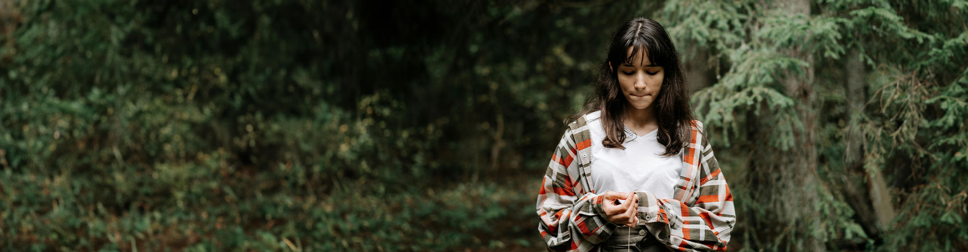 Contemplative teenage girl in forest, looking to start teen counseling with Authentic Connections in Castle Rock, Colorado.