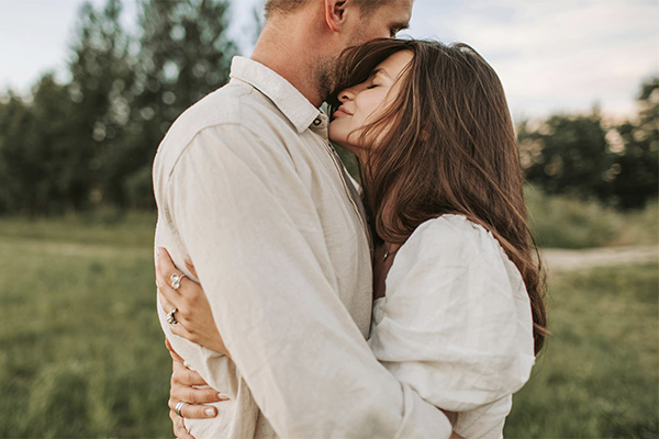 Woman hugging a man outdoors, represents how you can move forward through brainspotting therapy.
