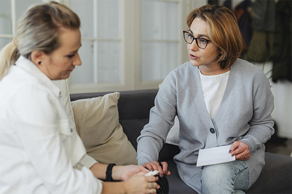 Women with her therapist in a Brainspotting session, represents how you can find healing in Castle Rock, CO.